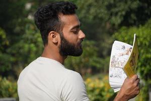 un uomo che guarda il libro su uno sfondo bellissimo e bellissimo foto