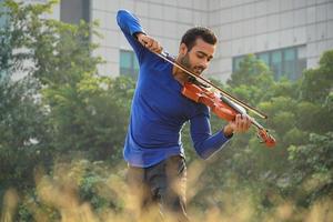 immagini di violinista. concetto di musica e tono musicale. immagini di uomo musicista foto