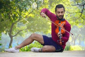 suonatore di violino immagini musica e concetto di tono musicale. immagini di uomo musicista foto