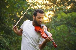 immagine del violinista, musicista che suona il violino. al mattino musica e concetto di tono musicale. foto