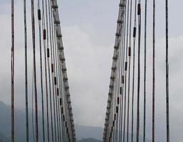 immagine del ponte con cielo e montagne foto