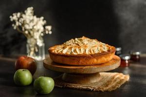 torta di mele con frutta fresca su un tavolo di legno foto