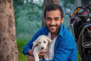 immagine dell'amante dei cani, immagine dell'uomo con un simpatico cane indiano di strada - immagini simpatiche del cane indiano della strada con l'uomo foto