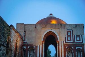 vecchia architettura vicino a qutub minar foto