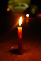 candela in condizioni di scarsa illuminazione da solo triste concetto foto