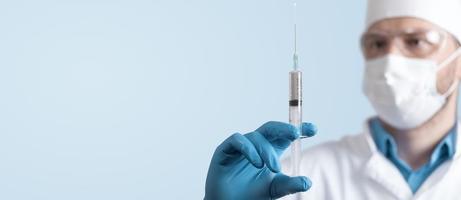 medico che tiene una siringa con vaccino contro il virus corona. foto