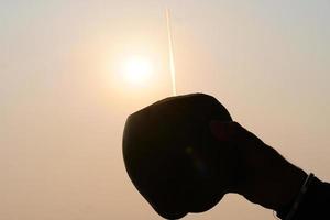 acqua di cocco in cielo con il sole foto