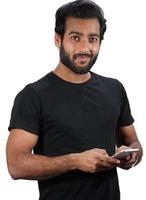 un uomo che usa il cellulare su sfondo bianco foto