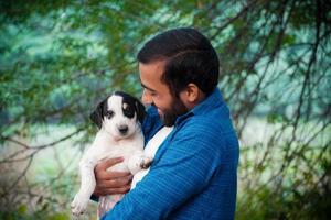 Immagini di cuccioli di cane di strada indiano con uomo foto