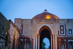 vecchia architettura vicino a qutub minar foto