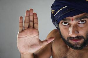 dicendo basta immagini re arrabbiate - uomo indiano in teatro che agisce come un re foto