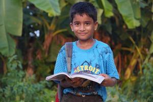 un bambino studente con libri - concetto di educazione dei bambini foto