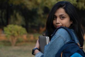 immagini di studentesse con libri e borsa bella studentessa indiana foto