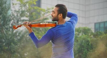 immagini di violinista. concetto di musica e tono musicale. immagini di uomo musicista foto