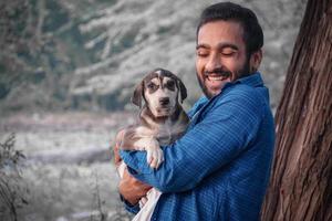 uomo con adorabile immagine del cane di strada - immagini carine del cane di strada indiano con l'uomo foto