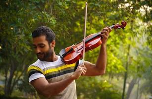 musicista che suona il violino. concetto di musica e tono musicale. foto