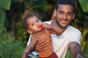 ragazzo stava giocando con il bambino foto