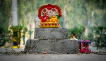 statua di laxmi ganesh nel parco indiano locale foto