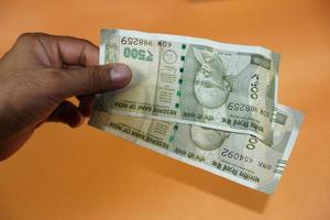 denaro indiano in mano isolato sfondo foto