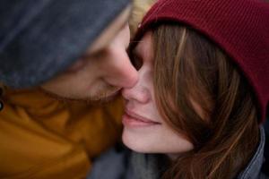 amorevole coppia incinta stanno camminando fuori città nel tardo autunno. foto