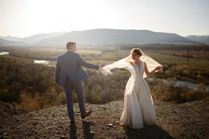 servizio fotografico di matrimonio degli sposi in montagna. servizio fotografico al tramonto. foto