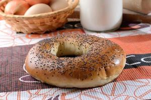 uova di gallina con fette di pane sul tavolo con latte foto