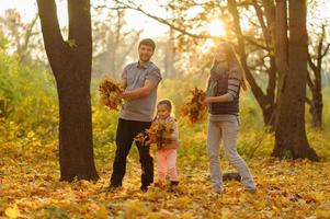 famiglia che cammina nel parco autunnale foto