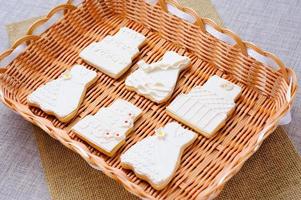 biscotti nuziali in un cestino foto