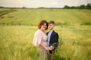 famiglia felice nel campo foto