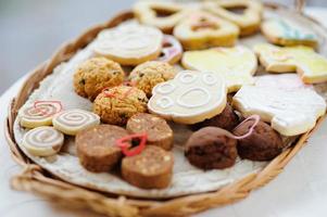 cestino di biscotti sul tavolo foto