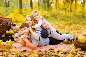 famiglia che cammina nel parco autunnale foto