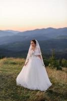 fotografia di matrimonio in montagna. gli sposi si abbracciano forte. foto