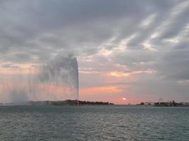 incredibile tramonto colorato a jeddah corniche foto