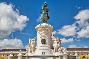 famosa piazza del commercio praca do comercio a lisbona di fronte al fiume tago foto