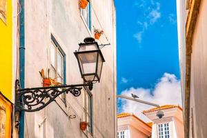 portogallo, strade colorate di lisbona foto
