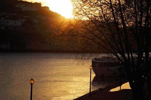 tramonti panoramici vicino al rio douro a porto foto