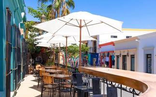 messico, strade coloniali e architettura colorata di san jose del cabo nel centro storico foto