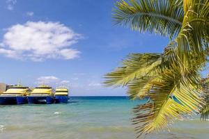 messico, traghetto cozumel ad alta velocità al terminal di cozumel in attesa di passeggeri per playa del carmen foto