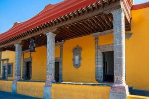 messico, belle strade coloniali e colorate di coyoacan vicino a città del messico foto