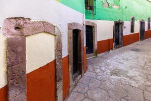 zacatecas, messico, colorate strade coloniali della città vecchia nel centro storico vicino alla cattedrale centrale foto