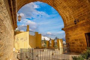 ronda, spagna, vista panoramica di un arco di puente nuevo e di un ponte di puente nuevo foto