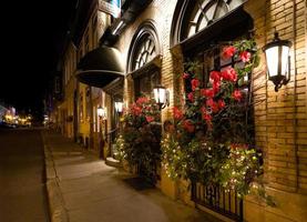 Attrazioni turistiche della città vecchia di Quebec della città alta del centro storico con il quartiere dello shopping, caffetterie e ristoranti e la vecchia architettura francese foto