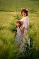 famiglia felice nel campo foto