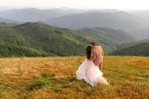 sposa e sposo. servizio fotografico in montagna. foto