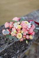 bouquet da sposa sull'erba foto