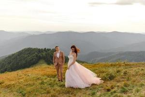 sposa e sposo. servizio fotografico in montagna. foto