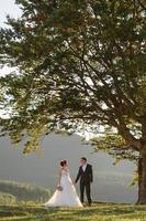 fotografia di matrimonio in montagna. gli sposi si abbracciano forte. foto