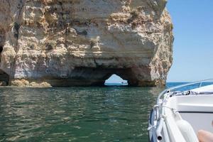 vista della costa dell'Algarve da una barca. arco in pietra naturale. Portogallo foto