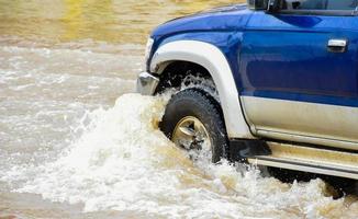 ritiro auto e veicolo in acque alluvionali, assicurazione auto e concetto di situazione pericolosa. foto