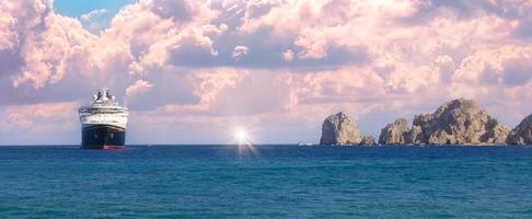 messico, cabo san lucas, los cabos, nave da crociera per vacanze ormeggiata vicino alla spiaggia di el medano e punto di riferimento panoramico della destinazione turistica dell'arco di cabo san lucas, el arco foto